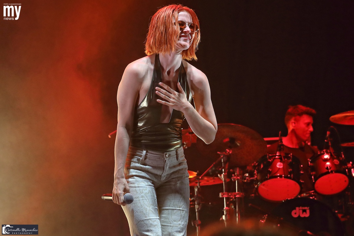 Attimi di paura a San Salvo Marina: Noemi cade dal palco, concerto sospeso